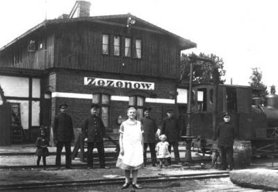 Stacja kolejowa w Cecenowie.jpg