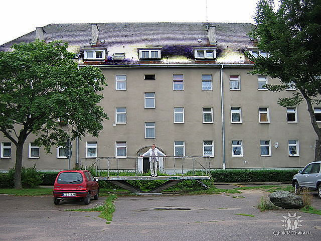 Widok na budynek koszarowy i trybunę skąd odbierano defilady (stan 2010 r)